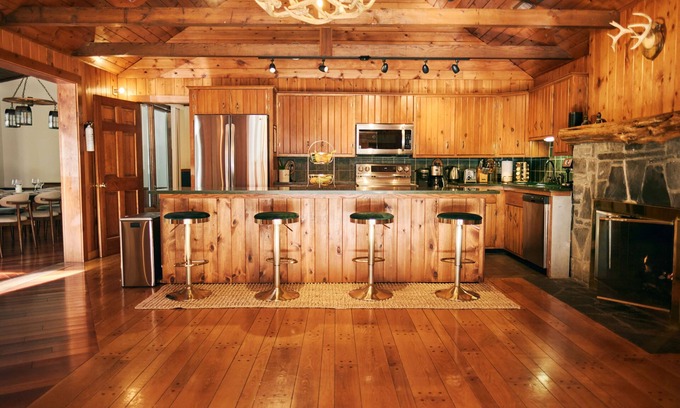 Kingston House | Hilltop Oasis - Cozy, Spacious Winter Retreat In Kingston