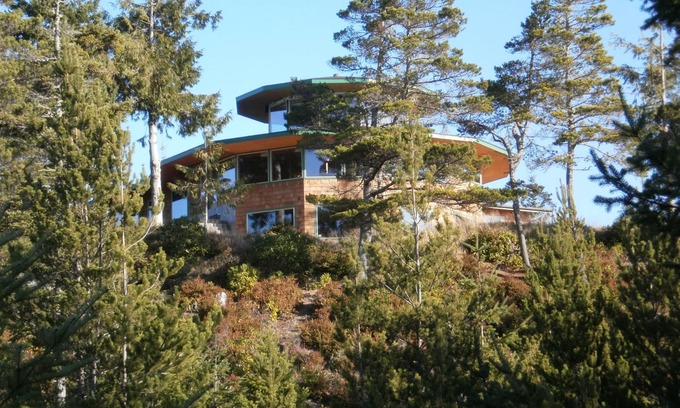 Florence House | Ocean View Round House: 10/10 Rated, Pet Friendly Retreat