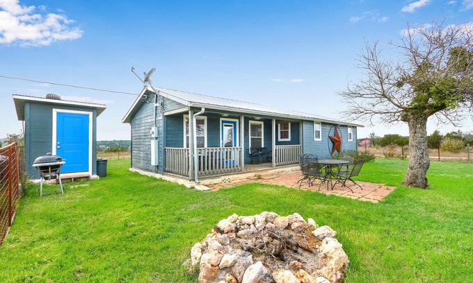 Johnson City House | Relax at Light House Hill Ranch - Grey House with Pool & Spa