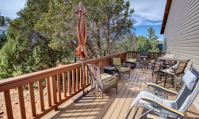 Linden Cabin | Hilltop Retreat: Family Getaway with Ocean Views & Pool