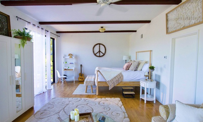 Hollywood Hills West Apartment | Hilltopia: Epic Views & Breakfast Included for Your Retreat
