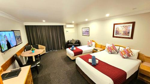 Young Hotel | Hilltops Retreat Motor Inn: Relax with Pool & Breakfast