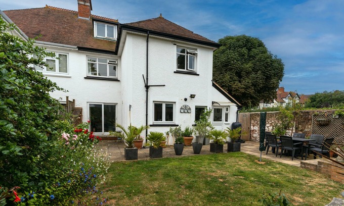 Minehead House | Top-Rated Hillview House: Pet-Friendly Retreat with Breakfast