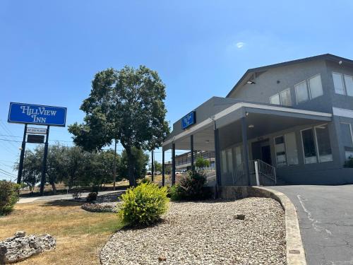 Wetmore Hotel | Pet-Friendly HillView Inn with Pool near Six Flags Fiesta