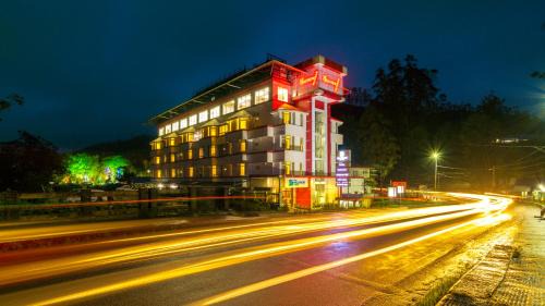 Moolakadai Hotel | Inviting HillView Munnar: Family-Friendly Getaway Awaits