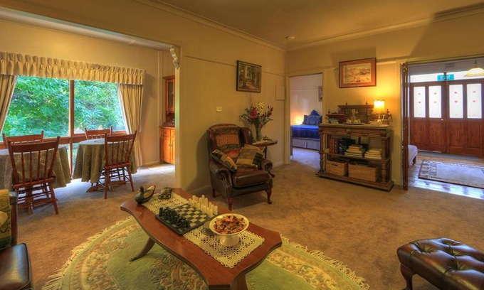Lankeys Creek Bed & Breakfast | Hillview Oak B&B: Guest Rated 9/10 with Cozy Amenities
