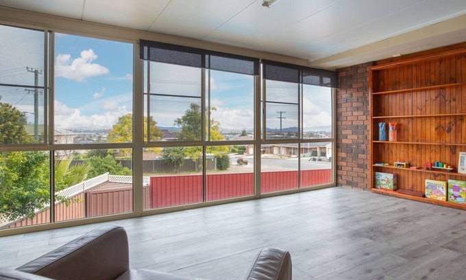 Hillvue House | Hillvue Lodge - Spacious Retreat with Pool in Tamworth