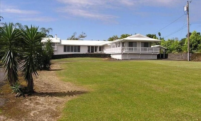 Hilo House | Idyllic Hilo, Hawaii Getaway with Pool & Kitchen Amenities