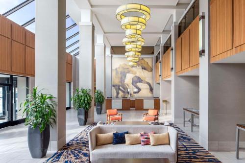 North Arlington Hotel | Relaxing Retreat at Hilton Arlington with Pool and Dining