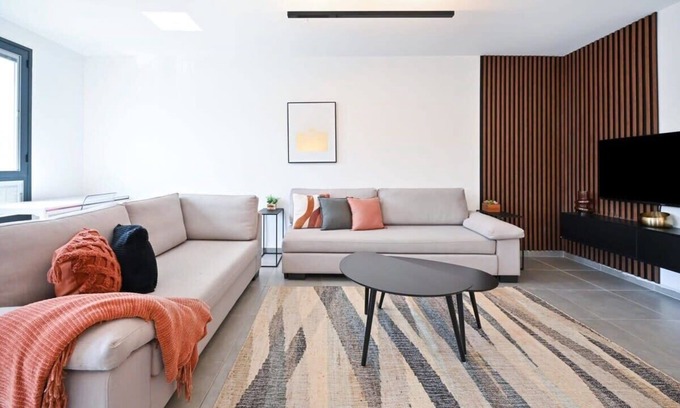 Old North Apartment | Stylish Hilton Bay 2BR with Spa & Kitchen at Hayarkon 281