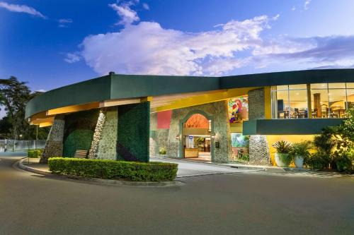 Ciudad Cariari Hotel | Elegant Hilton Cariari DoubleTree: Oceanfront Retreat in Costa Rica