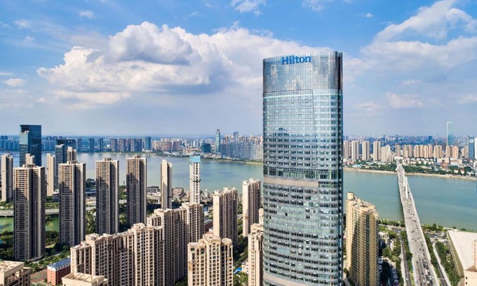 Yue Lu Hotel | Discover Hilton Changsha Riverside: 4-Star Poolside Retreat