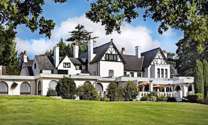 Cobham Hotel | Discover the Comfort of Hilton Cobham: 4-Star Getaway