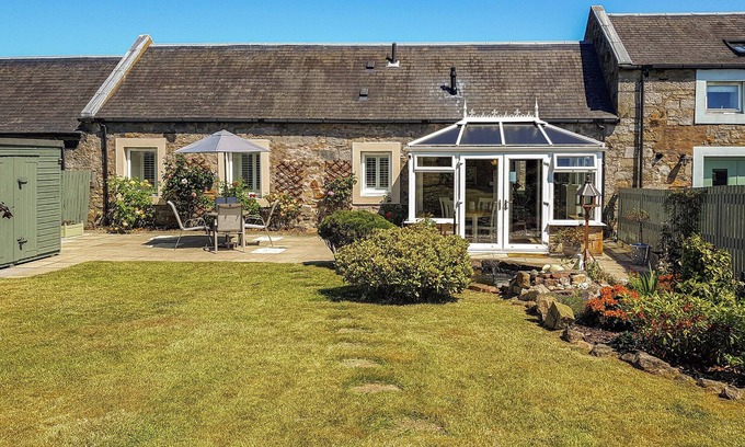 Rosyth Cottage | Top-Rated 2 Bedroom Accommodation in Dunfermline with Ocean View