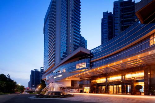 Chancheng Hotel | Elegant Hilton Foshan: Pool, Spa & Oceanfront Views