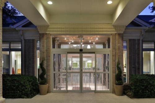 Addison Hotel | Prime Hilton Garden Inn Addison with Pool and Family Amenities