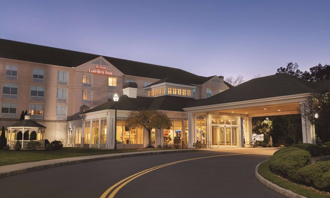 Martinsville Hotel | Inviting Hilton Garden Inn Bridgewater with Pool & Dining