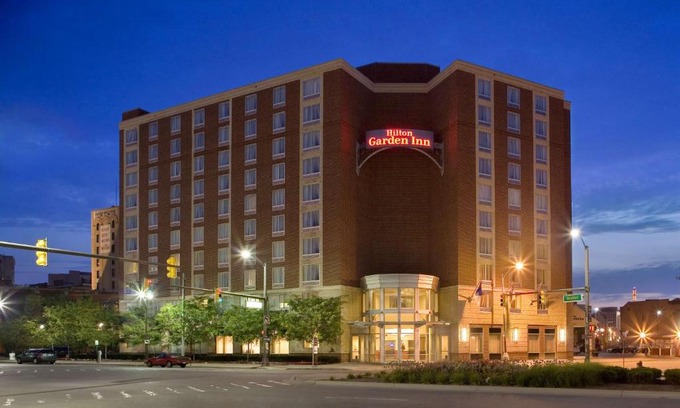 Downtown Detroit Hotel | Pet-Friendly Hilton Garden Inn in Downtown Detroit