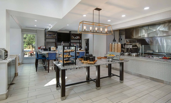 Romulus Hotel | Inviting Hilton Garden Inn Near Detroit Metro Airport