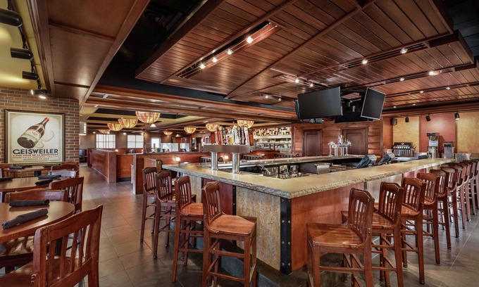 Dubuque Hotel | Discover Hilton Garden Inn Dubuque Downtown with Pool & Dining