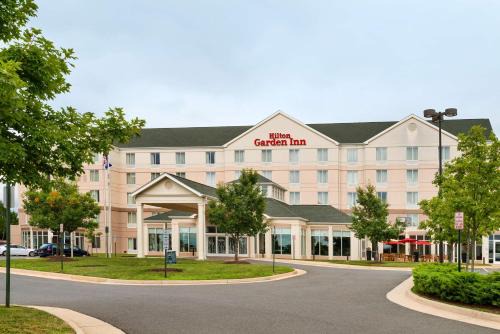 Ashburn Hotel | Inviting Hilton Garden Inn Dulles North with Pool & Restaurant