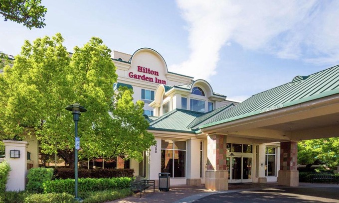 Fairfield Hotel | Discover Comfort at Hilton Garden Inn Fairfield with Pool