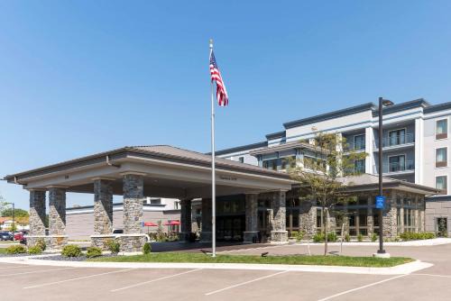 East Beltline Hotel | Pet-Friendly Retreat at Hilton Garden Inn Grand Rapids East