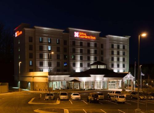 Hickory Hotel | Relax at Hilton Garden Inn Hickory with Pool & Hot Tub