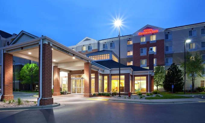 West Bloomington Hotel | Pet-Friendly Hilton Garden Inn Minneapolis with Pool & Hot Tub
