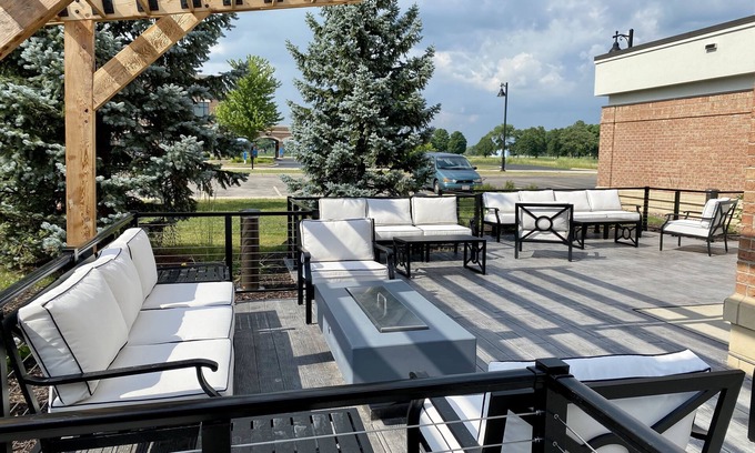 Summit Corners Hotel | Discover Comfort at Hilton Garden Inn Oconomowoc