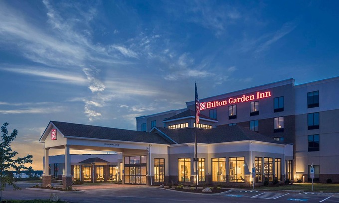 Moon Township Hotel | Discover Hilton Garden Inn Pittsburgh Airport with Pool & Spa