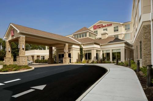 Town of North Hempstead Hotel | Discover Comfort at Hilton Garden Inn Roslyn - Pet Friendly!
