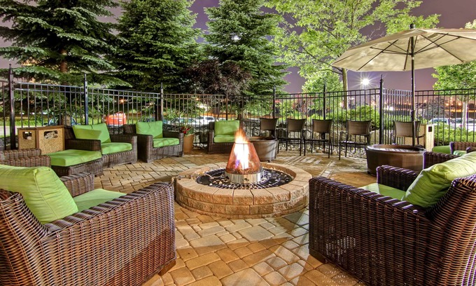 Gateway Hotel | Discover Hilton Garden Inn Toronto - Mississauga with Pool