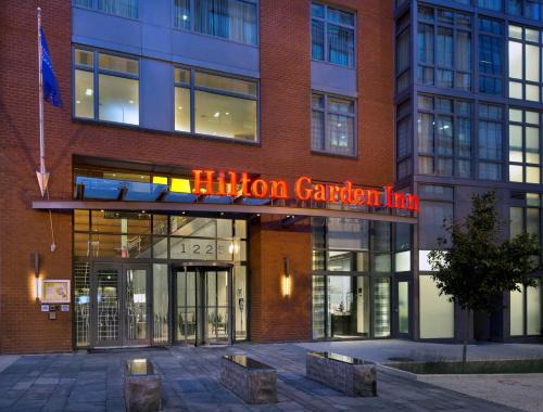 NoMa Hotel | Comfortable Stay at Hilton Garden Inn D.C. with Pool & Hot Tub