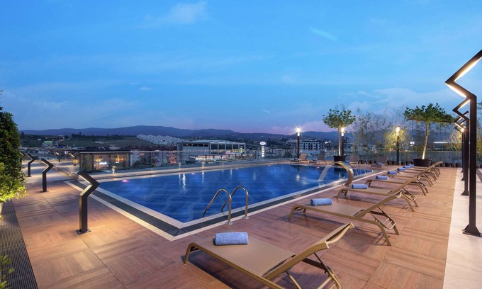 Yalova Hotel | Delightful Stay at Hilton Garden Inn Yalova with Pool & Spa