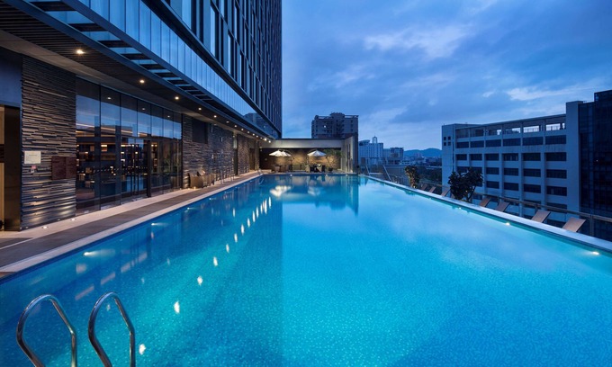 Guangzhou Central Business District Hotel | Elegant Hilton Guangzhou Tianhe with Spa & Pool Amenities