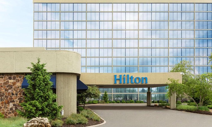 Waldron Hotel | Relaxing Hilton Kansas City Airport: Pet-Friendly & Pool Access