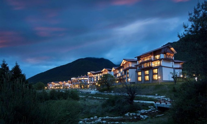 Mainling County Hotel | Relax at Hilton Linzhi Resort with Oceanfront Pool Access