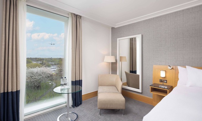 Gatwick Hotel | Stylish Hilton London Gatwick Airport with Spa & Dining