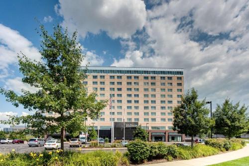 West Bloomington Hotel | Pet-Friendly Hilton Minneapolis Bloomington with Pool & Hot Tub