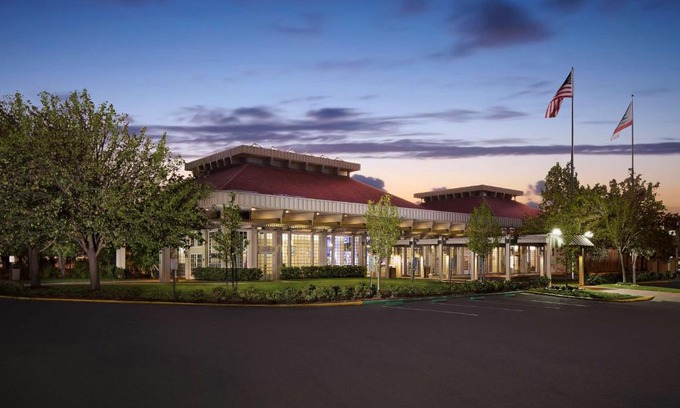 Oakland Hotel | Enjoy Comfort at Hilton Oakland Airport with Ocean Views