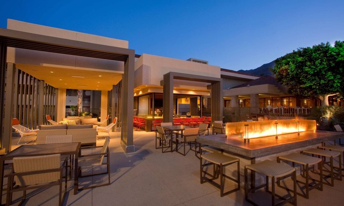 Downtown Palm Springs Resort | Relaxing Hilton Palm Springs Resort with Pool and Spa