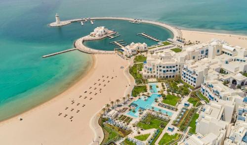 Abu Samra Resort | Indulge at Hilton Salwa Beach Resort and Villas