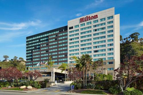 Mission Valley Hotel | Relax at Hilton San Diego Mission Valley with Pool & Hot Tub