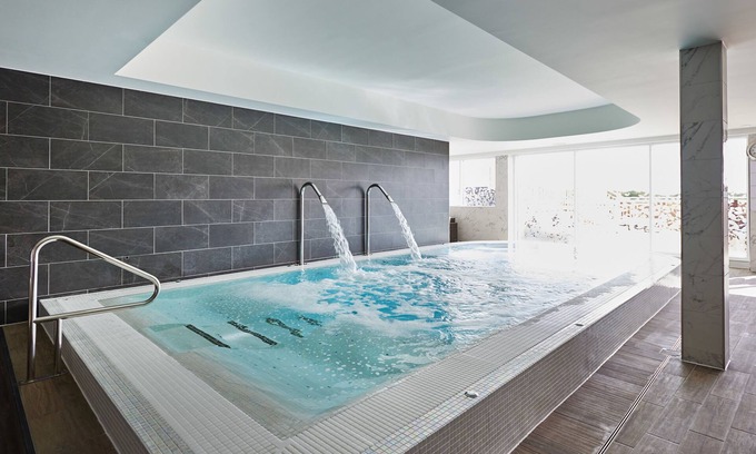 West End Hotel | Elegant Hilton Southampton: Spa and Family-Friendly Retreat