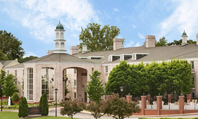 Frontenac Hotel | Elegant Hilton St. Louis Frontenac with Pool & Dining
