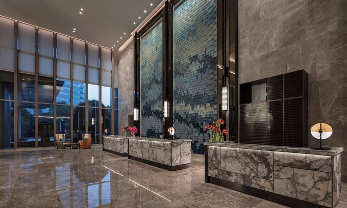Jiaojiang Hotel | Elegant Stays at Hilton Taizhou with Pool & Dining Options