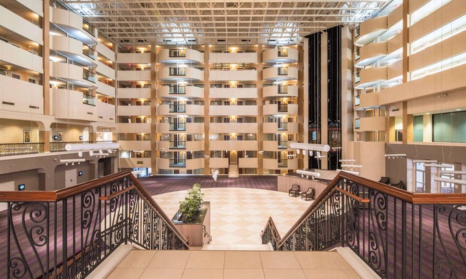 Rockville Hotel | Elegant Hilton Washington DC/Rockville Hotel with Spa & Dining