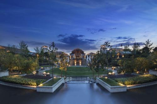 Hongshan Hotel | Relaxing Retreat at Hilton Wuhan Optics Valley Hotel
