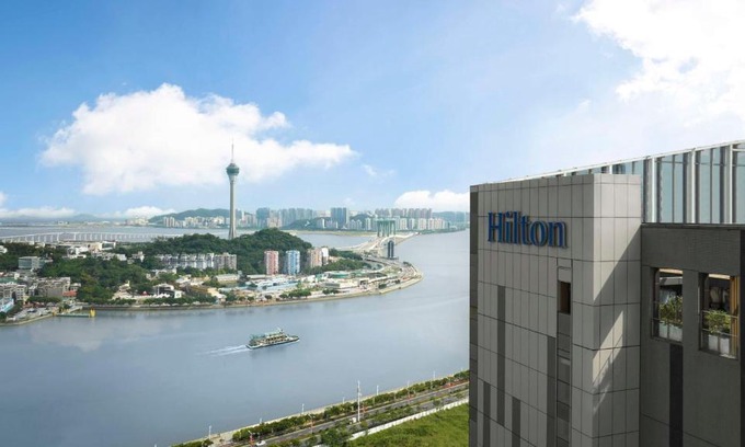 Xiangzhou District Hotel | Experience Comfort at Hilton Zhuhai with Pool and Hot Tub